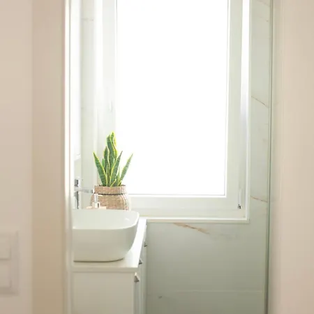 Old Town Apt, 1 Min Walk To