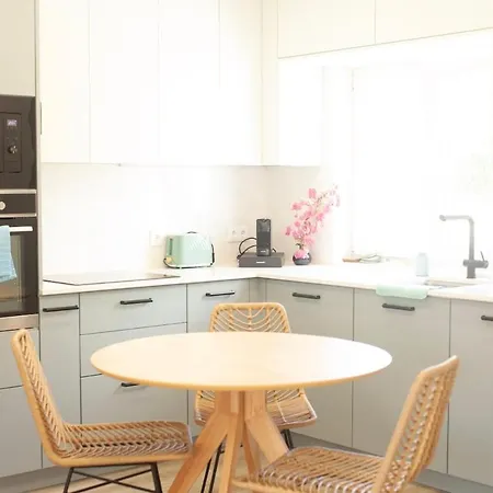 Old Town Apt, 1 Min Walk To *